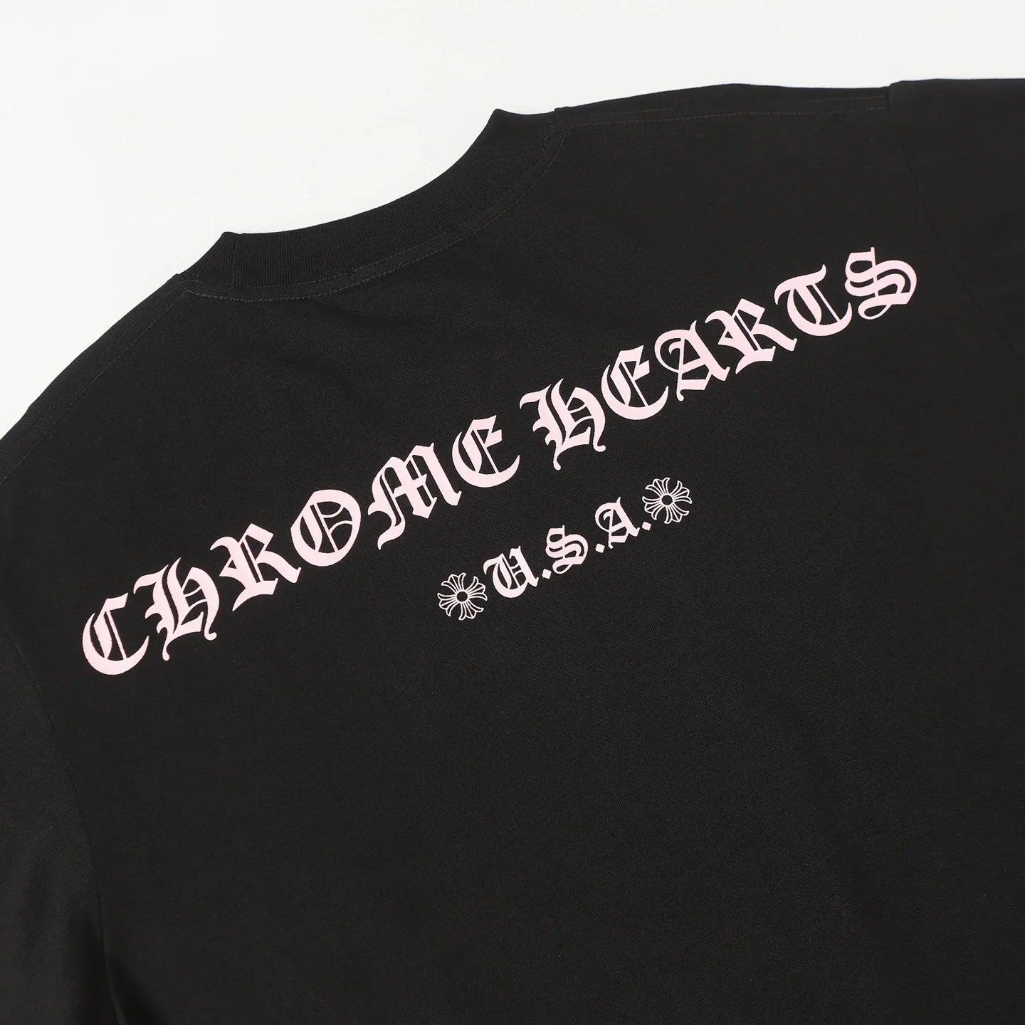 🅿️170 CHROME HEARTS/Chrome Heart CH Sanskrit printed short-sleeved T-shirt The fabric is made of 280g heavy combed cotton, customized with 32 count 1*1 threads, and washed twice for ready-to-wear. The fabric is comfortable and skin-friendly without any strange feeling. Custom-dyed fabric, with high textile density, good drape, and not easy to deform. The thick texture and tight spinning process will not affect the breathability of the fabric. The color saturation is very high. Imported digital direct-injection printing technology. A versatile and good-looking short-sleeve. The loose version covers the flesh and makes you look slimmer. It is the same style for men and women. It has three complete standards. Color: Black-White Size: XS-L